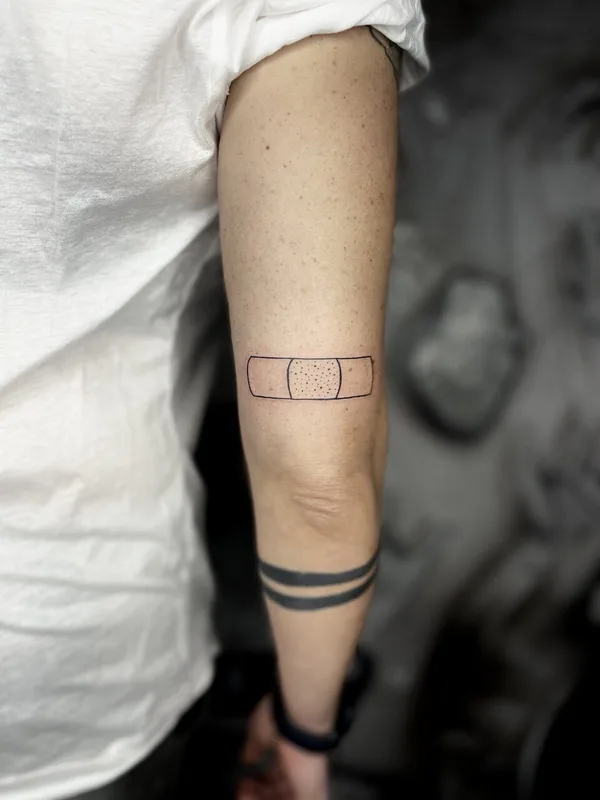 female black linework tattoo auf arm #99337 | Tätowierer Elena Voya