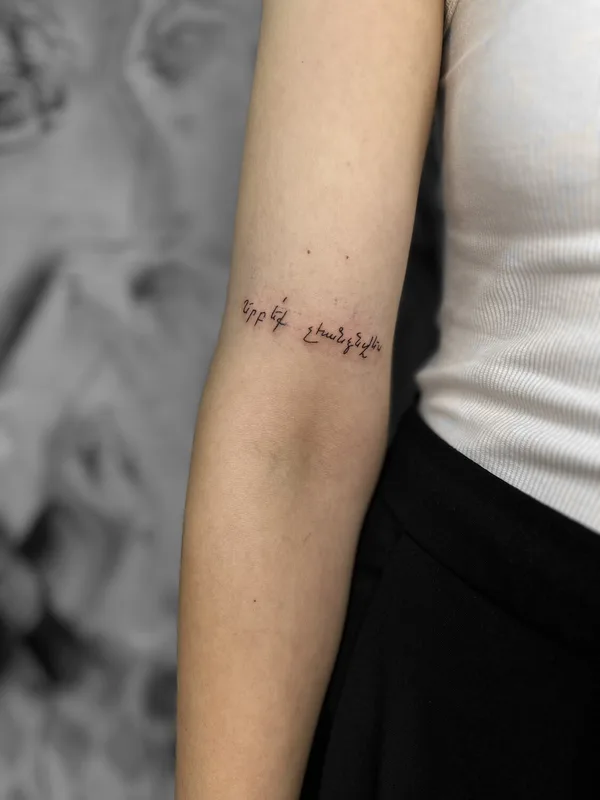 female black fineline tattoo auf arm #99338 | Tätowierer Elena Voya