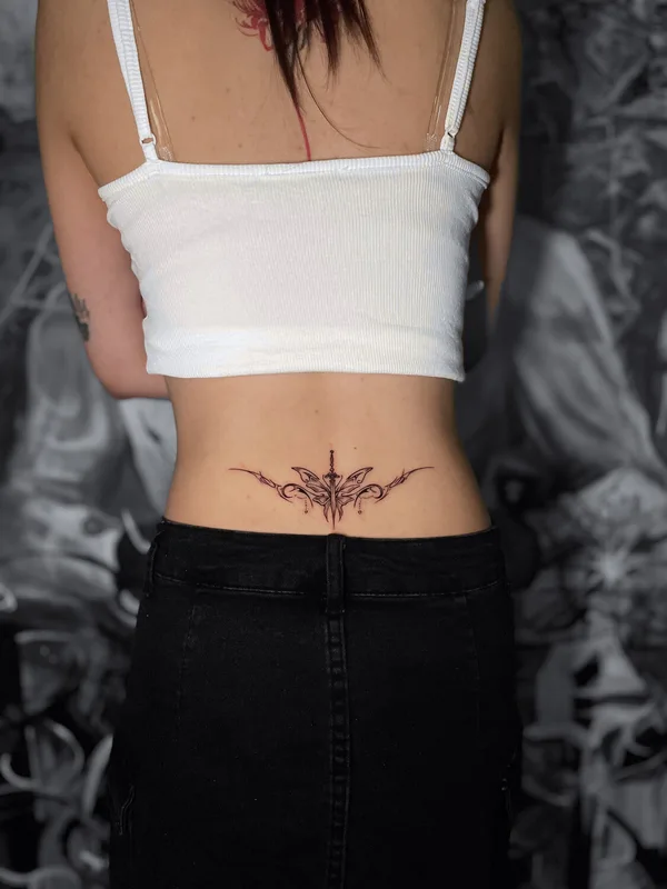 female blackandgrey linework tattoo auf back #99340 | Tätowierer Elena Voya