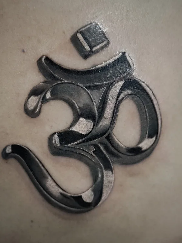 female blackandgrey microrealism tattoo auf back #99705 | Tätowierer Андрей Смолин