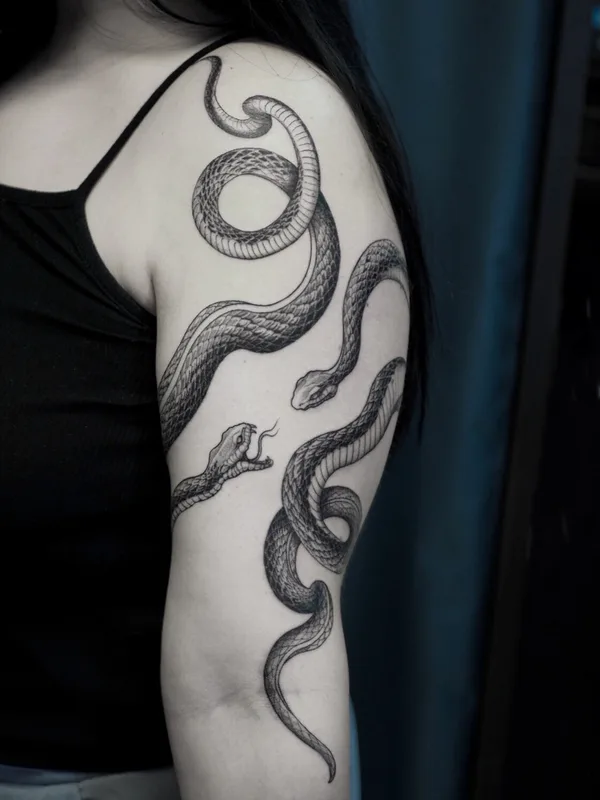 female black and grey blackwork татуировка на upper arm #100111 | Тату мастер Ирина Матвеева 