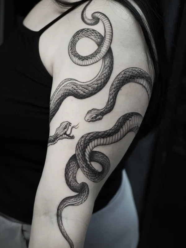 female black and grey blackwork татуировка на upper arm #100113 | Тату мастер Ирина Матвеева 