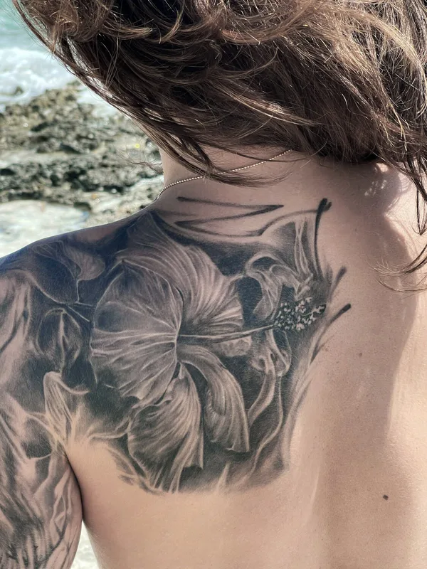 black and grey realism татуировка на shoulder blade #100285 | Тату мастер Сергей Рыба