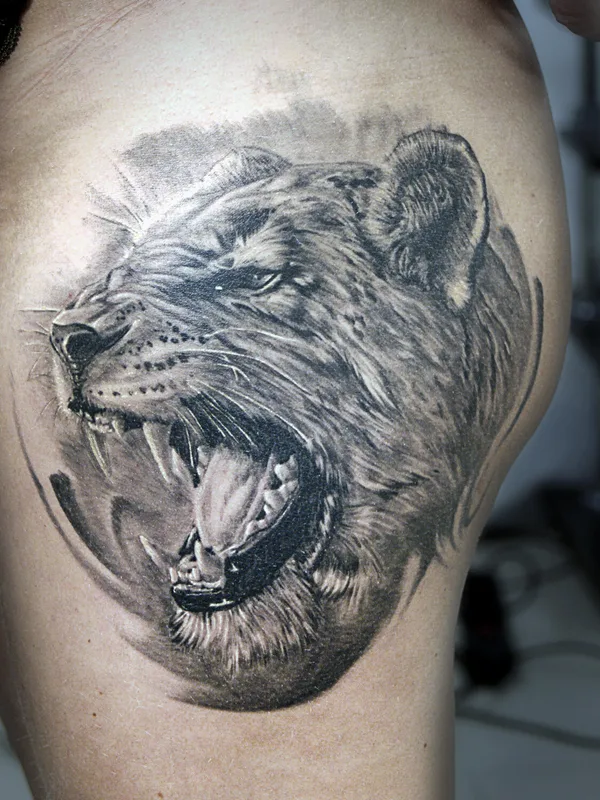 black and grey realism татуировка на thigh #100287 | Тату мастер Сергей Рыба