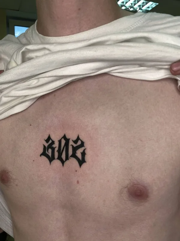 black lettering Tatuaggio su chest #100787 | Tatuatore vamphof