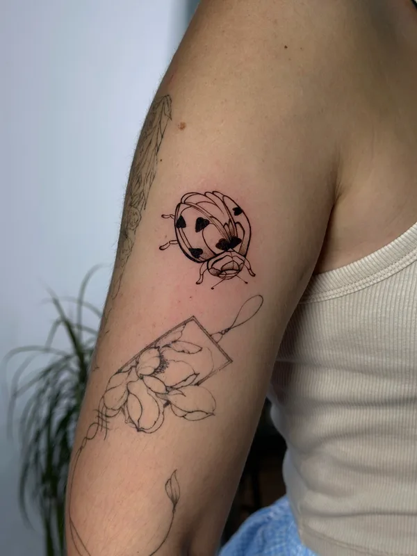 black linework татуировка на upper arm #100938 | Тату мастер Ангелина Ковалерова