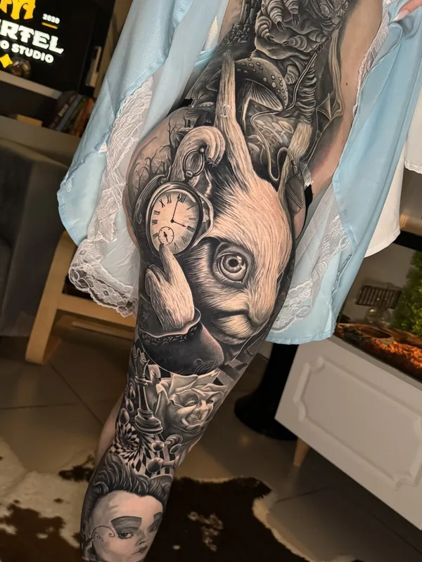 female black and grey realism Tatuagem em full leg #101116 | Tatuador Артем Волошин