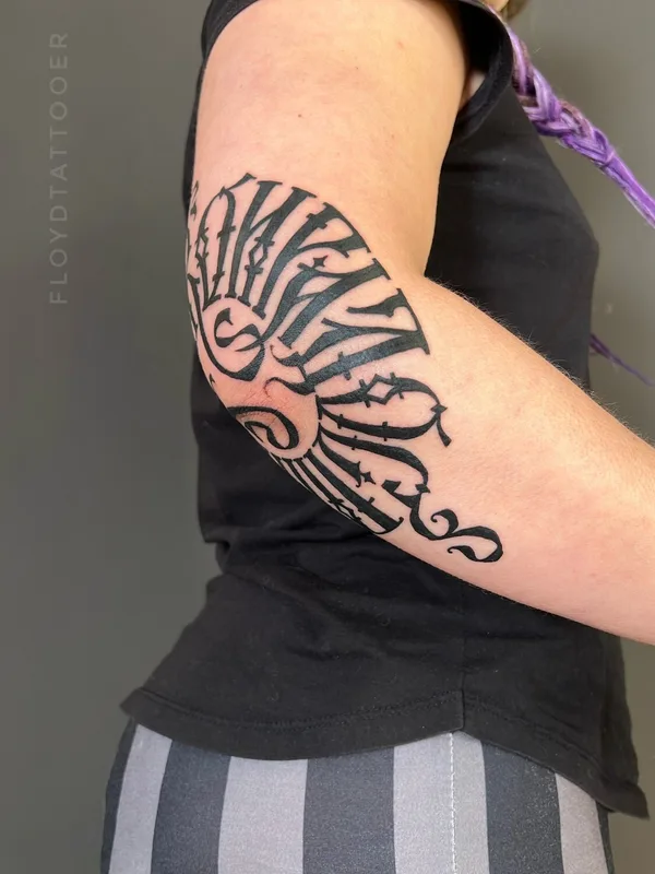 female black lettering Tatuagem em arm #101250 | Tatuador Сергей Флоид