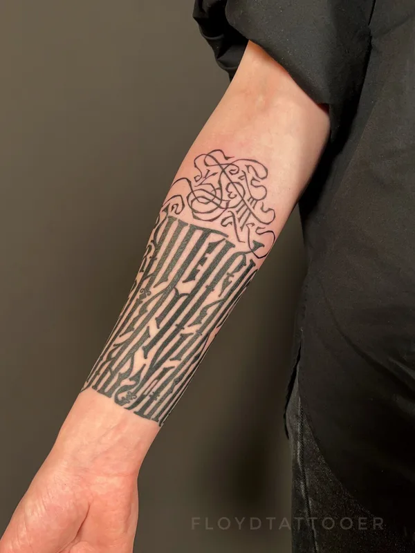female blackandgrey lettering Tatuagem em forearm #101256 | Tatuador Сергей Флоид