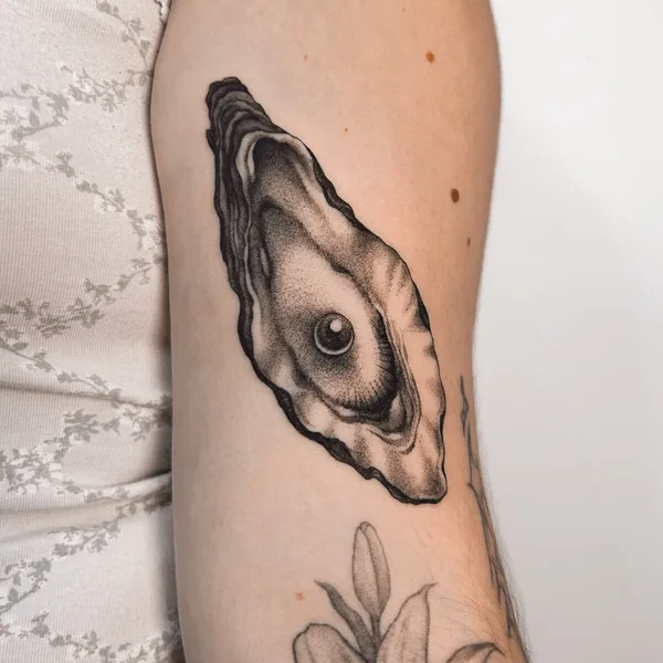 Fine Line tattoo by Maayan Ben Porat in Montréal