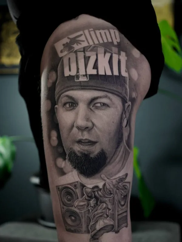 male blackandgrey portrait татуировка на thigh #102899 | Тату мастер Илья Синкин