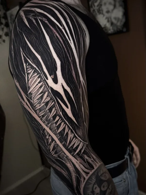 male black blackwork Tatuagem em shoulder #103237 | Tatuador Julian Moth