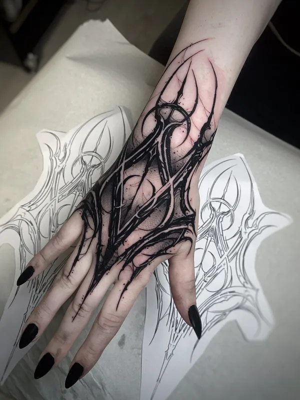female black blackwork Tatuagem em arm #103239 | Tatuador Julian Moth