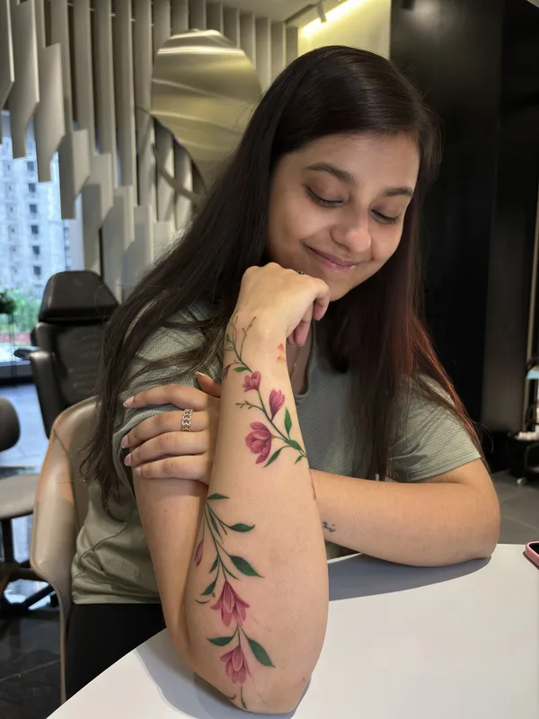 female tatuaje #103370 | Tatuador Bhakti Thakkar