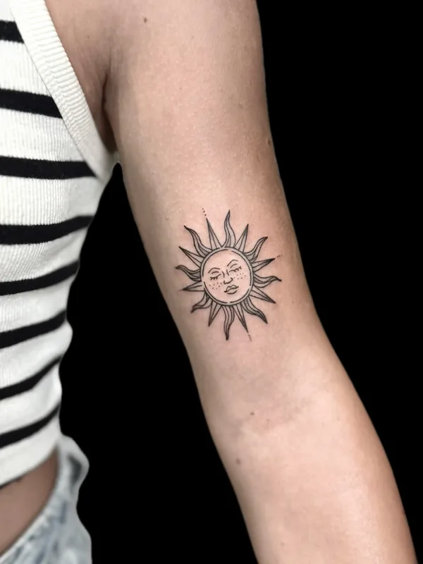 female black blackwork tattoo auf biceps #103433 | Tätowierer Valeriia Radchenko