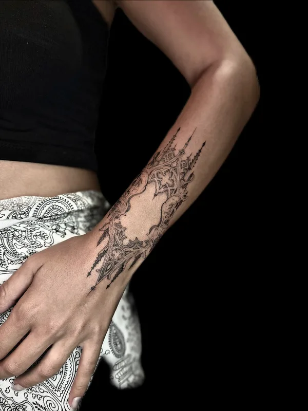 female blackandgrey fineline tattoo auf forearm #103434 | Tätowierer Valeriia Radchenko