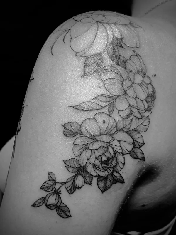 female blackandgrey botaniс tattoo auf shoulder #103440 | Tätowierer Valeriia Radchenko