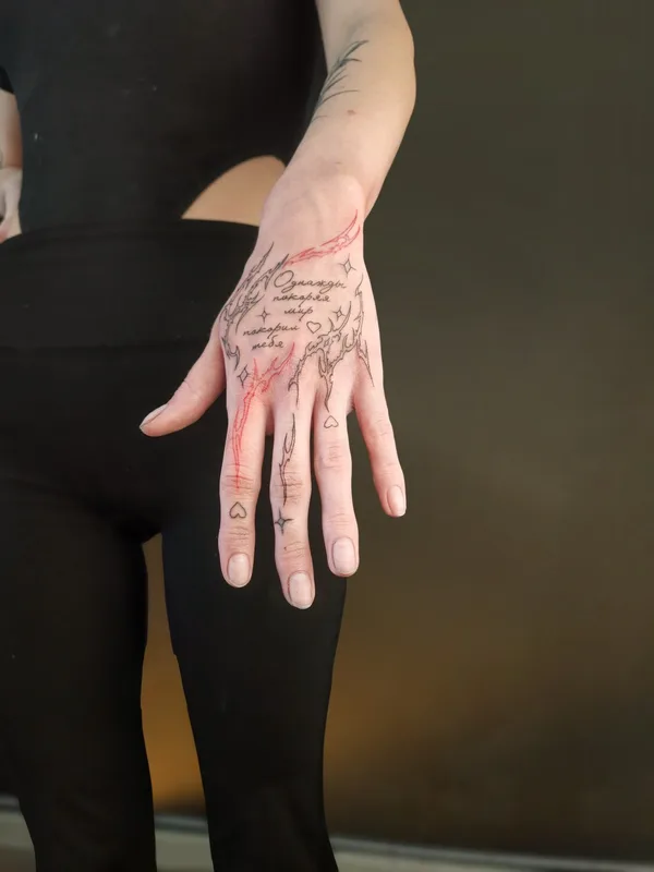 female black linework татуировка на palm #104292 | Тату мастер Юлия Серебрякова