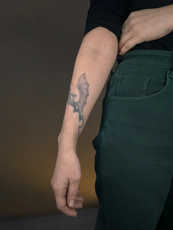 female black graphic татуировка на forearm #104296 | Тату мастер Юлия Серебрякова