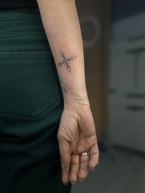 female black linework татуировка на forearm #104295 | Тату мастер Юлия Серебрякова