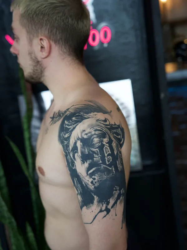male blackandgrey realism татуировка на shoulder #104532 | Тату мастер Молли Свобода 