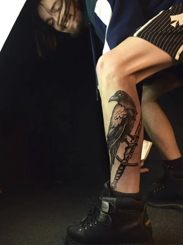 male blackandgrey graphic tatouage sur calf #104554 | Artiste tatoueur Родион Раскольников