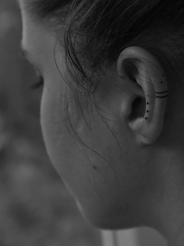 black fineline Tatuagem em behind ear #100342 | Tatuador KSANFTATTOOIST | Ксанф Виктория