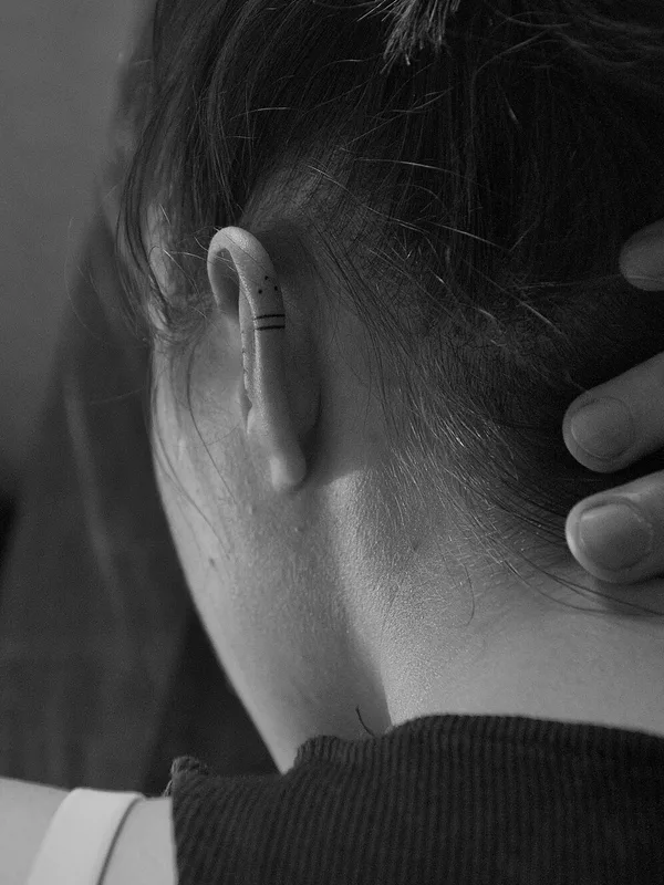 black and grey fineline Tatuagem em behind ear #100343 | Tatuador KSANFTATTOOIST | Ксанф Виктория