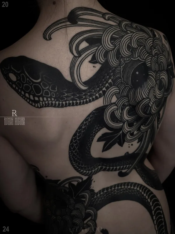 female black neojapanese tatuaje en back #94101 | Tatuador РОМАН МИГУРА