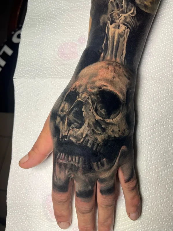 blackandgrey realism tatuaje en back of hand #100727 | Tatuador Вероника Катаева