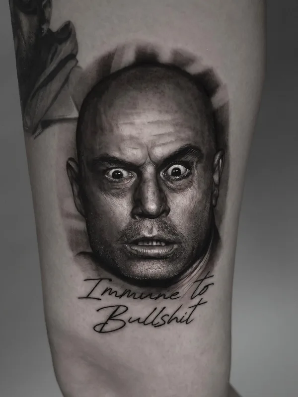 black and grey realism tattoo auf thigh #92703 | Tätowierer Anastasis Koukoulas