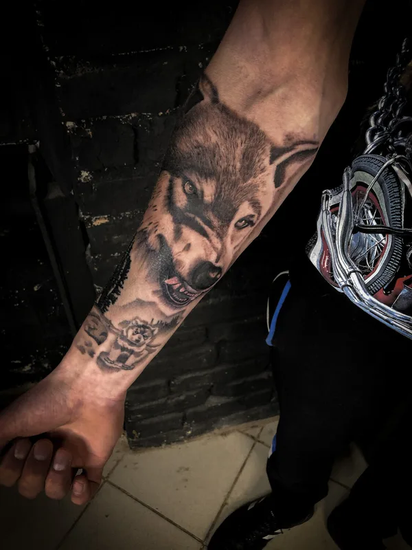 black and grey realism tattoo auf forearm #97709 | Tätowierer Евгений Гнётов
