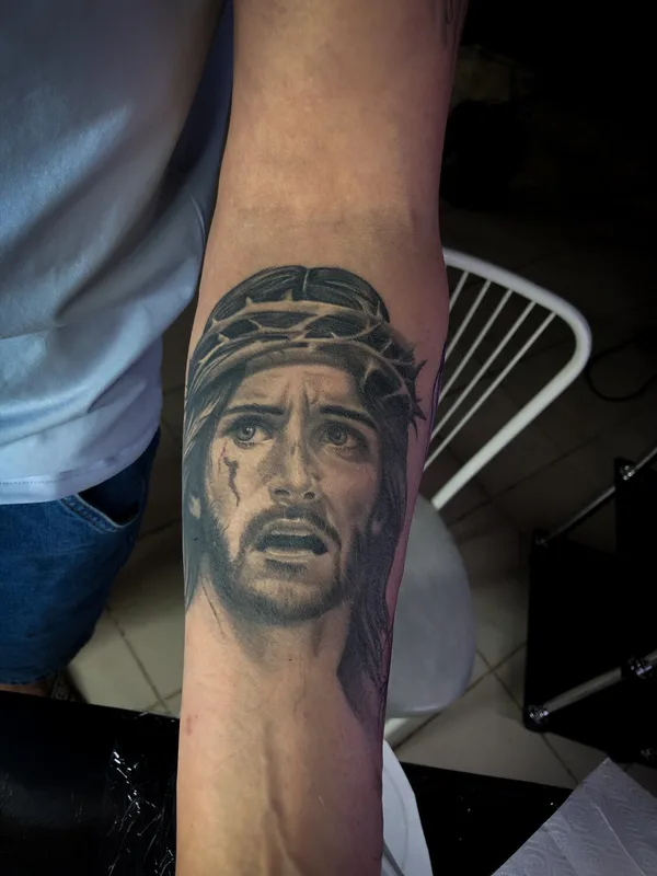 black and grey realism tattoo auf forearm #97711 | Tätowierer Евгений Гнётов