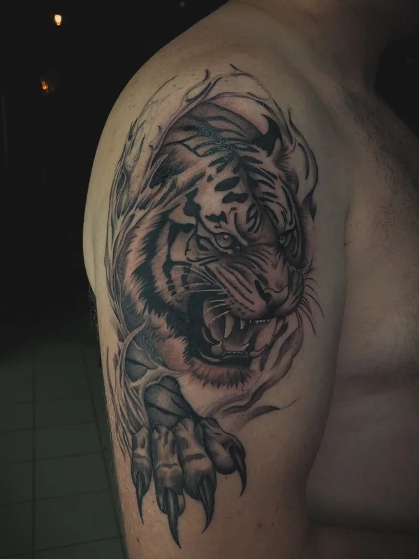 male black and grey realism tattoo auf shoulder #97712 | Tätowierer Евгений Гнётов