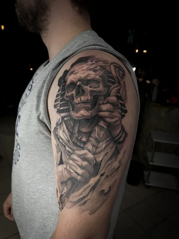 male black and grey realism tattoo auf upper arm #97713 | Tätowierer Евгений Гнётов