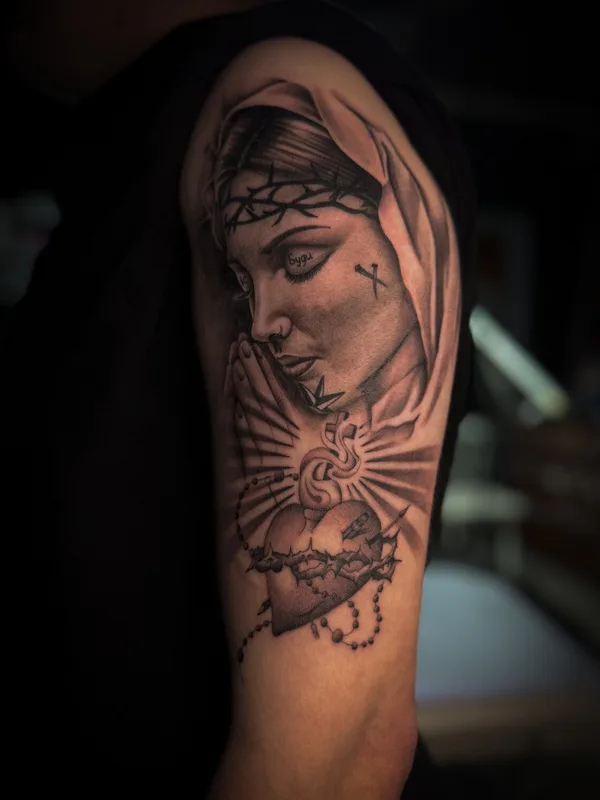 black and grey realism tattoo auf upper arm #97715 | Tätowierer Евгений Гнётов