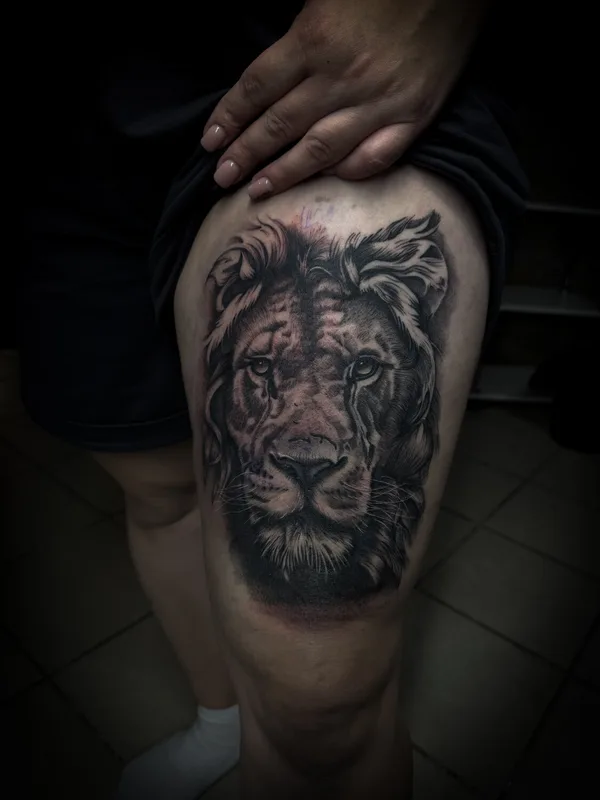 black and grey realism tattoo auf thigh #97716 | Tätowierer Евгений Гнётов