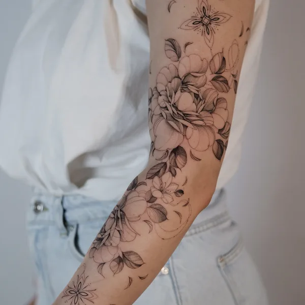 Graphic tattoo by Juliaavoo in Moscow