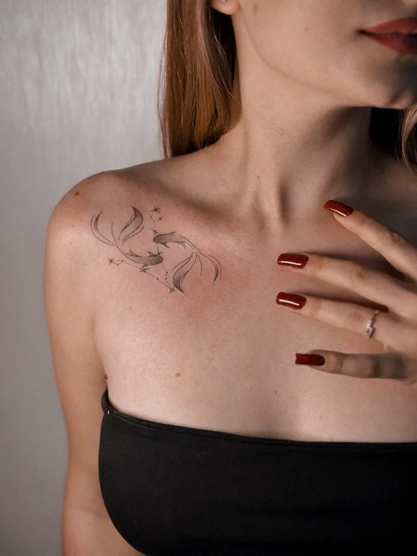 female black and grey fineline Tatuagem em collarbone #96866 | Tatuador Лина Ермоленко