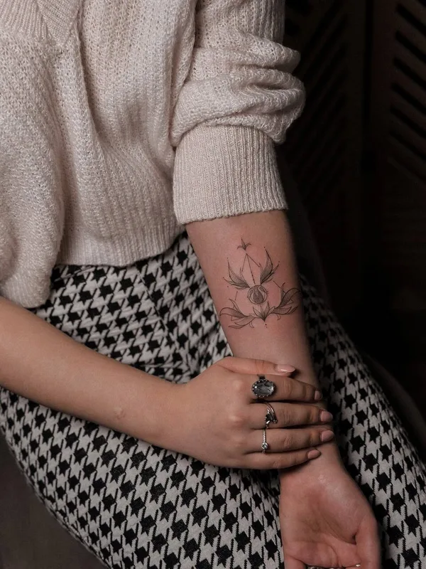 female black fineline Tatuagem em forearm #96869 | Tatuador Лина Ермоленко