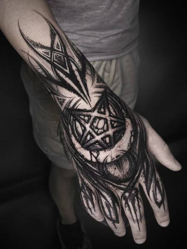 male blackandgrey darklettering Tatuagem em arm #97605 | Tatuador Сергей Тымкив