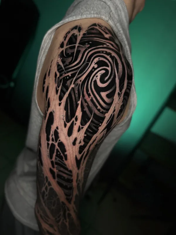 male blackandgrey darklettering Tatuagem em shoulder #103334 | Tatuador Сергей Тымкив