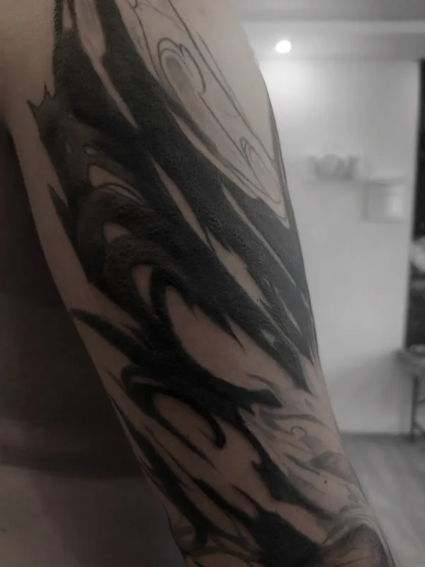 male black darklettering tattoo auf sleeve #96574 | Tätowierer Redz Roman