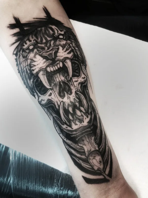 male black graphic 纹身 在 forearm #101603 | 纹身师 Ксения Пижевская