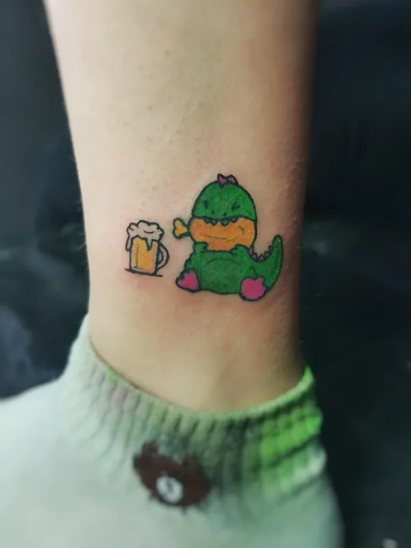 female color sticker 纹身 在 leg #101607 | 纹身师 Ксения Пижевская