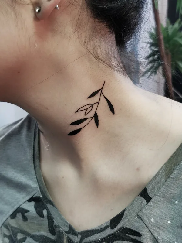 female black freehand 纹身 在 neck #101613 | 纹身师 Ксения Пижевская