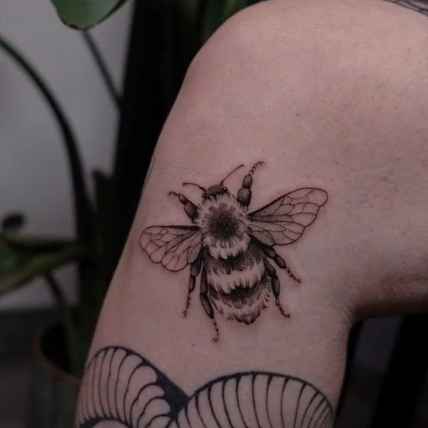 Graphic tattoo by Daria More  in Köln