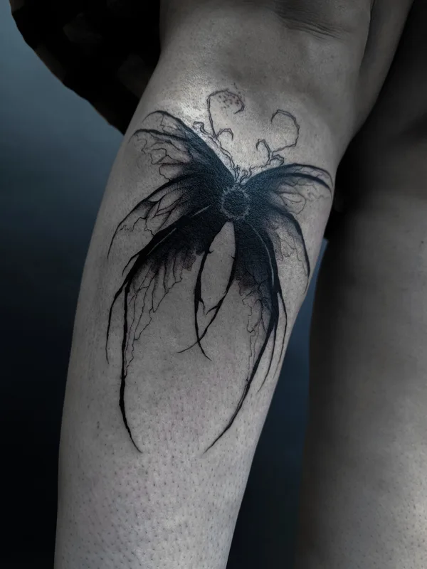female black graphic tattoo auf shin #101092 | Tätowierer Polina Inquizitsiya