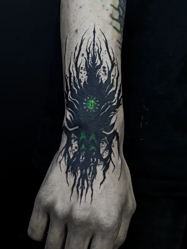 male color graphic tattoo auf palm #101093 | Tätowierer Polina Inquizitsiya