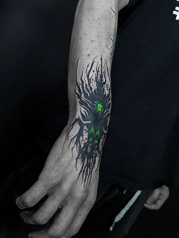 male color graphic tattoo auf palm #101094 | Tätowierer Polina Inquizitsiya